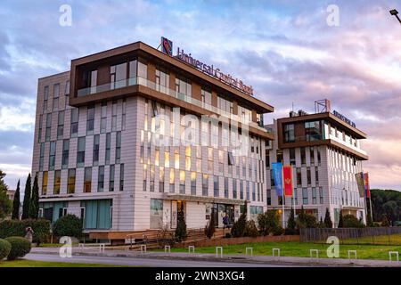 Podgorica, Montenegro - 12 FEB 2024: Sede della Universal Capital Bank a Podgorica, capitale del Montenegro. Foto Stock