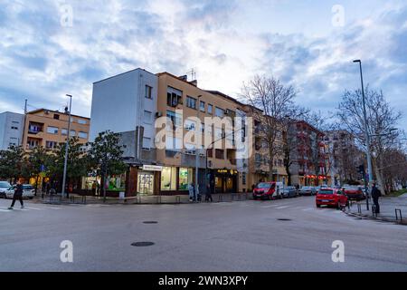 Podgorica, Montenegro - 12 FEB 2024: Architettura generica e vista sulla strada a Podgorica, la capitale del Montenegro. Foto Stock