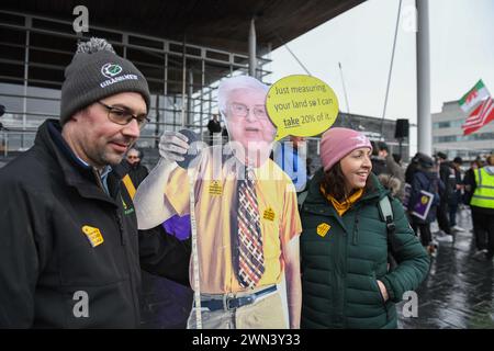 29 febbraio 2024, Cardiff, Galles. Gli agricoltori partecipano a una protesta nella capitale gallese di Cardiff, fuori dal Senedd. Gli agricoltori hanno protestato per mostrare le loro obiezioni a un'importante revisione delle sovvenzioni agricole in Galles nota come sistema di agricoltura sostenibile (SFS), che hans è stato definito "impraticabile" dai sindacati. Foto Stock