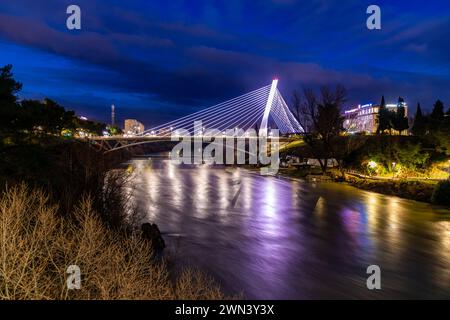 Podgorica, Montenegro - 12 febbraio 2024: Il Millennium Bridge è un ponte strallato che attraversa il fiume Moraca a Podgorica, Montenegro. Foto Stock