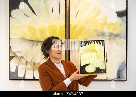 Londra, Regno Unito. 29 febbraio 2024. Katherine Jones RA con il suo lavoro "Custard Apple" a Drop Shadows, una nuova mostra congiunta degli artisti Katherine Jones RA e Temsuyanger Longkumer che presenta pittura, incisione e scultura guardando la natura. La mostra si svolge dal 1° al 14 marzo 2024 presso la Sims Reed Gallery di St. James's.. Crediti: Stephen Chung / Alamy Live News Foto Stock