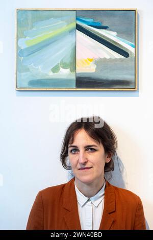 Londra, Regno Unito. 29 febbraio 2024. Katherine Jones RA con il suo lavoro "Wing Elliptical" a Drop Shadows, una nuova mostra congiunta degli artisti Katherine Jones RA e Temsuyanger Longkumer che presenta pittura, incisione e scultura guardando la natura. La mostra si svolge dal 1° al 14 marzo 2024 presso la Sims Reed Gallery di St. James's.. Crediti: Stephen Chung / Alamy Live News Foto Stock