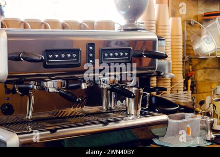 Macchina da caffè professionale nella caffetteria. Concetto professionale di erogazione del caffè. Foto Stock