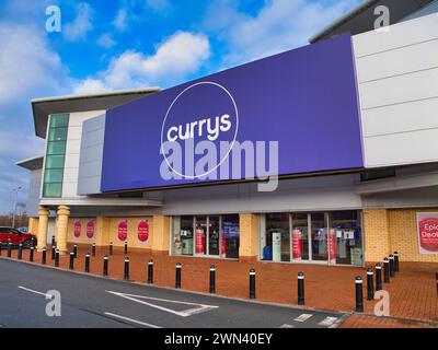 St Helens, Regno Unito - 4 gennaio 2024: Cartellonistica aziendale e ingresso clienti presso un superstore Currys a St Helens, Merseyside, Inghilterra, Regno Unito. Foto Stock