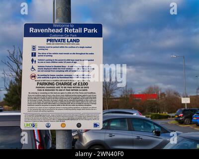 St Helens, Regno Unito - 4 gennaio 2024: Segnaletica in un parcheggio presso il Ravenhead Retail Park di St Helens, Inghilterra nord-occidentale, che fornisce indicazioni sulle normative relative ai parcheggi Foto Stock