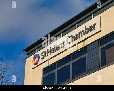 St Helens, Regno Unito - 4 gennaio 2024: Cartellonistica e logo aziendale della camera di commercio di St Helens a Merseyside nel nord-ovest del Regno Unito. La camera pro Foto Stock