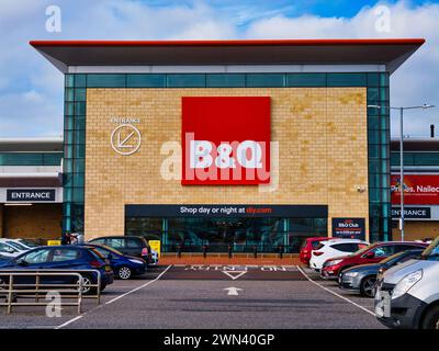 St. Helens, Regno Unito - 4 gennaio 2023: Il logo di una filiale del negozio di articoli da regalo del Regno Unito B&Q, ospitato in un parco commerciale locale a St. Helens, Regno Unito, in un soleggiato Foto Stock