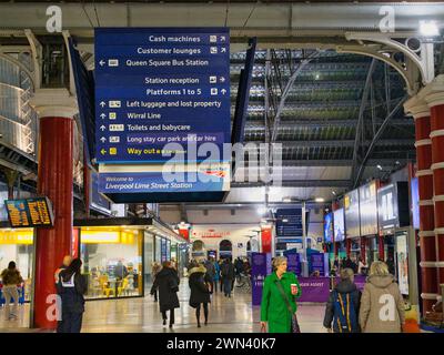 Liverpool, Regno Unito - 4 gennaio 2024: Segnaletica informativa con le indicazioni per i servizi della stazione di Liverpool Lime Street Station a Merseyside a nord Foto Stock