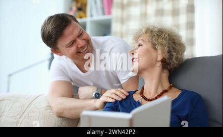 Dolce parlare tra figlio e mamma Foto Stock