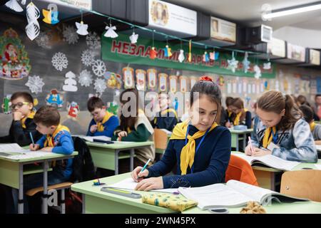 Charkiv, Ucraina. 19 dicembre 2023. I bambini vengono visti durante le lezioni di classe a scuola. I bambini ucraini frequentano le lezioni in una scuola in una stazione della metropolitana di Charkiv, Ucraina, nel mezzo dell'invasione russa. Molti bambini a Charkiv non vanno a scuola perché i loro genitori temono per la loro sicurezza a causa della vicinanza della città al confine russo. Le autorità cittadine hanno organizzato il processo di istruzione per i bambini nelle classi della scuola sotterranea nella metropolitana della città. (Foto di Mykhaylo Palinchak/SOPA Images/Sipa USA) credito: SIPA USA/Alamy Live News Foto Stock