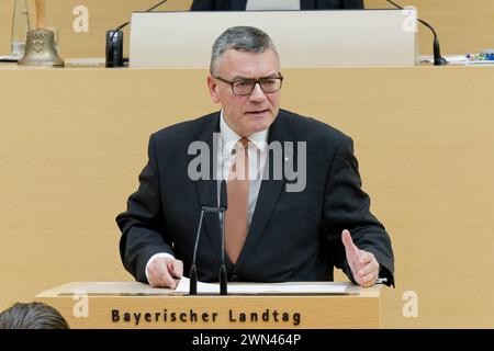 Dr. Florian Herrmann, CSU. 12) Plenarsitzung des Bayerischen Landtags. Staatsminister Dr. Florian Herrmann, Leiter der Bayerischen Staatskanzlei und Staatsminister für Bundesangelegenheiten und Medien , am Rednerpult. München Bayern Deutschland *** Dr. Florian Herrmann, CSU 12 sessione plenaria del Parlamento di Stato bavarese Ministro di Stato Dr. Florian Herrmann, capo della Cancelleria di Stato bavarese e Ministro aggiunto per gli affari federali e i media , presso il leggio Monaco Baviera Baviera Germania Copyright: XRolfxPossx Foto Stock