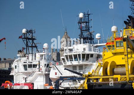 Regno Unito, Scozia, Aberdeen, i moli che mostrano le navi offshore di approvvigionamento di petrolio. Foto Stock