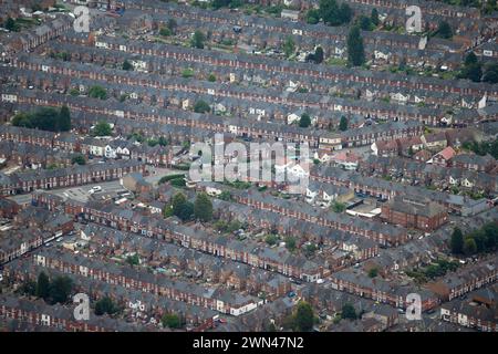 22/06/16 Case e giardini estivi dall'alto sopra Derbyshire e Nottinghamshire. Foto Stock