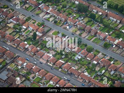 22/06/16 Case e giardini estivi dall'alto sopra Derbyshire e Nottinghamshire. Foto Stock