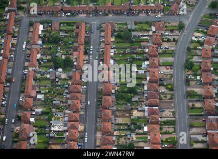 22/06/16 Case e giardini estivi dall'alto sopra Derbyshire e Nottinghamshire. Foto Stock