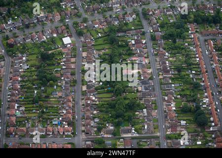 22/06/16 Case e giardini estivi dall'alto sopra Derbyshire e Nottinghamshire. Foto Stock