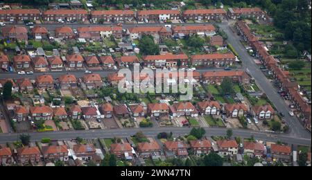 22/06/16 Case e giardini estivi dall'alto sopra Derbyshire e Nottinghamshire. Foto Stock