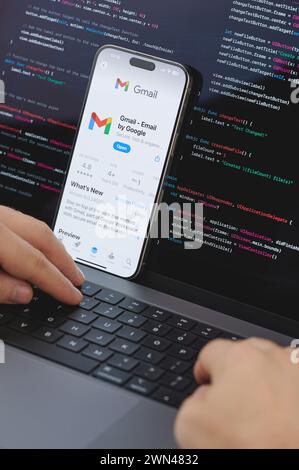New York, USA - 23 febbraio 2024: Codice per la nuova app Gmail sullo schermo del laptop con tastiera manuale Foto Stock