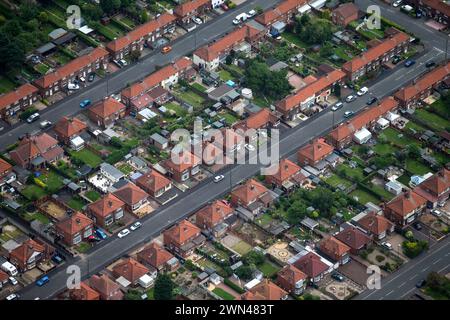 22/06/16 Case e giardini estivi dall'alto sopra Derbyshire e Nottinghamshire. Foto Stock