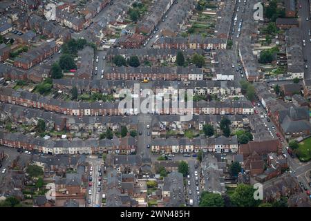 22/06/16 Case e giardini estivi dall'alto sopra Derbyshire e Nottinghamshire. Foto Stock