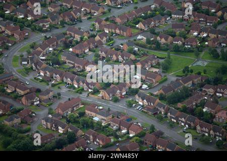 22/06/16 Case e giardini estivi dall'alto sopra Derbyshire e Nottinghamshire. Foto Stock