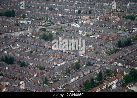 22/06/16 Case e giardini estivi dall'alto sopra Derbyshire e Nottinghamshire. Foto Stock