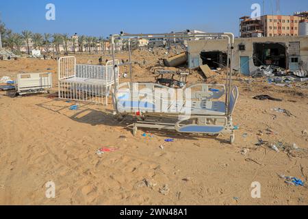 Khan Younis. 28 febbraio 2024. I letti d'ospedale si trovano presso l'ospedale Nasser, nella città meridionale della Striscia di Gaza, Khan Younis, 28 febbraio 2024. Nasser Hospital, il secondo ospedale più grande della Striscia di Gaza, ha cessato di operare dopo un'operazione militare israeliana il 15 febbraio. Crediti: Rizek Abdeljawad/Xinhua/Alamy Live News Foto Stock