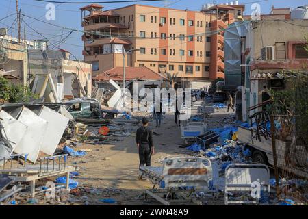 Khan Younis. 28 febbraio 2024. La gente cammina al Nasser Hospital nella città meridionale della Striscia di Gaza di Khan Younis, 28 febbraio 2024. Nasser Hospital, il secondo ospedale più grande della Striscia di Gaza, ha cessato di operare dopo un'operazione militare israeliana il 15 febbraio. Crediti: Rizek Abdeljawad/Xinhua/Alamy Live News Foto Stock