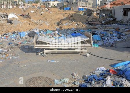 Khan Younis. 28 febbraio 2024. Un letto d'ospedale si trova presso l'ospedale Nasser, nella città meridionale della Striscia di Gaza, Khan Younis, 28 febbraio 2024. Nasser Hospital, il secondo ospedale più grande della Striscia di Gaza, ha cessato di operare dopo un'operazione militare israeliana il 15 febbraio. Crediti: Rizek Abdeljawad/Xinhua/Alamy Live News Foto Stock