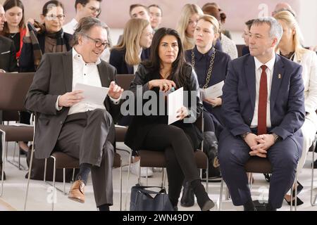 Prof. Dr. Michael Zürn, Wissenschaftszentrum Berlin für Sozialforschung und Freie Universität Berlin, Serap Güler CDU, MDB, Johann Saathoff SPD, MDB, Parlamentarischer Staatssekretär bei der Bundesministerin des Innern und für Heimat, Deutschland, Berlino, Schloss Bellevue, Geglückt, aber nicht garantiert. Zustand und Zukunft unserer Demokratie nach 75 Jahren Grundgesetz Debattenforum des Bundespräsidenten *** Prof. Michael Zürn, Wissenschaftszentrum Berlin für Sozialforschung e Freie Universität Berlin, Serap Güler CDU , MDB, Johann Saathoff SPD , MDB, Segretario di Stato parlamentare del Foto Stock