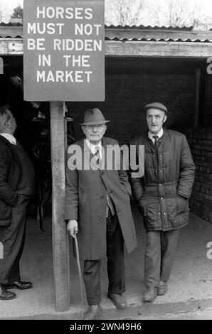 1980s Londra, Southall mercato settimanale dei cavalli del mercoledì. Ernest Fuller, conosciuto come Bern o Bernie, era un tobusto nella zona di Greenford, visto qui in trilby. Ealing, West London, Inghilterra 1983. REGNO UNITO HOMER SYKES Foto Stock