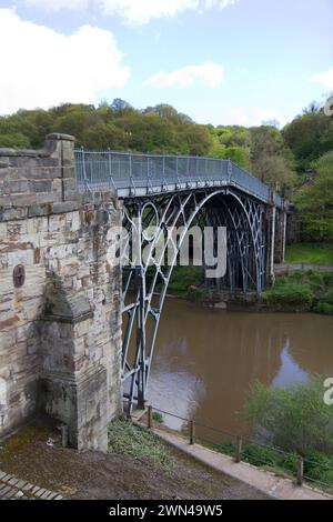L'Iron Bridge a Ironbridge, vicino a Telford, Shropshire, Inghilterra, costruito nel 1779 lungo il fiume Severn. Foto Stock