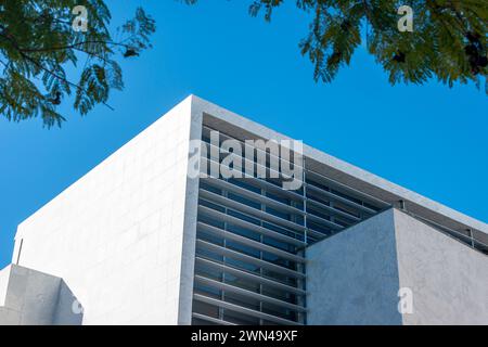 Moderno edificio per uffici in cemento e marmo con pannelli solari alle finestre Foto Stock