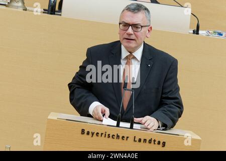 Dr. Florian Herrmann, CSU. 12) Plenarsitzung des Bayerischen Landtags. Staatsminister Dr. Florian Herrmann, Leiter der Bayerischen Staatskanzlei und Staatsminister für Bundesangelegenheiten und Medien , am Rednerpult. München Bayern Deutschland *** Dr. Florian Herrmann, CSU 12 sessione plenaria del Parlamento di Stato bavarese Ministro di Stato Dr. Florian Herrmann, capo della Cancelleria di Stato bavarese e Ministro aggiunto per gli affari federali e i media , presso il leggio Monaco Baviera Baviera Germania Copyright: XRolfxPossx Foto Stock