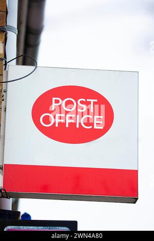 Cartello dell'ufficio postale appeso sul lato di un vecchio edificio. Foto Stock