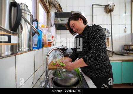 (240229) -- TIANJIN, 29 febbraio 2024 (Xinhua) -- Un abitante del villaggio lava le verdure utilizzando un sistema di approvvigionamento idrico migliorato nel villaggio di Qian'ganjian, Xiaying Township, Tianjin, nella Cina settentrionale, 22 febbraio 2024. Prima del Festival di Primavera di quest'anno, tre villaggi, tra cui il villaggio di Qian'ganjian di Tianjin, il villaggio di Qian'ganjian della provincia di Hebei e il villaggio di Hongshimen di Pechino, tutti situati in un'area di confine tra Tianjin, Hebei e Pechino, ha firmato un accordo per sviluppare congiuntamente il turismo nella zona e proteggere meglio l'antica grande Muraglia. Come uno dei tre villaggi, il villaggio di Qian'ganjian di Tianjin Foto Stock