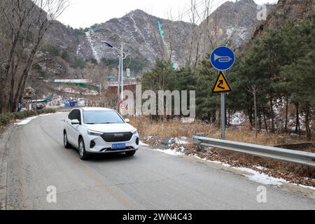 (240229) -- TIANJIN, 29 febbraio 2024 (Xinhua) -- Una strada di campagna rinnovata è raffigurata nel villaggio di Qian'ganjian, Xiaying Township, Tianjin, nord della Cina, 23 febbraio 2024. Prima del Festival di Primavera di quest'anno, tre villaggi, tra cui il villaggio di Qian'ganjian di Tianjin, il villaggio di Qian'ganjian della provincia di Hebei e il villaggio di Hongshimen di Pechino, tutti situati in un'area di confine tra Tianjin, Hebei e Pechino, ha firmato un accordo per sviluppare congiuntamente il turismo nella zona e proteggere meglio l'antica grande Muraglia. Come uno dei tre villaggi, il villaggio di Qian'ganjian di Tianjin ha assistito a molti cambiamenti in t Foto Stock