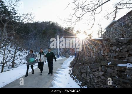 (240229) -- TIANJIN, 29 febbraio 2024 (Xinhua) -- Liu Zhijun (R), segretario del partito del villaggio di Qian'ganjian, guida gli investitori da Pechino intorno al villaggio per controllare i potenziali siti di accoglienza in famiglia nel villaggio di Qian'ganjian, Xiaying Township, Tianjin della Cina settentrionale, 22 febbraio 2024. Prima del Festival di Primavera di quest'anno, tre villaggi, tra cui il villaggio di Qian'ganjian di Tianjin, il villaggio di Qian'ganjian della provincia di Hebei e il villaggio di Hongshimen di Pechino, tutti situati in una zona di confine tra Tianjin, Hebei e Pechino, hanno firmato un accordo per sviluppare congiuntamente il turismo nell'area e proteggere meglio l'antico grande Foto Stock
