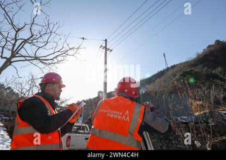 (240229) -- TIANJIN, 29 febbraio 2024 (Xinhua) -- i membri del personale della filiale di Tianjin della China Tower controllano una torre di segnalazione durante la loro ispezione di manutenzione nel villaggio di Qian'ganjian, Xiaying Township, Tianjin della Cina settentrionale, 22 febbraio 2024. Prima del Festival di Primavera di quest'anno, tre villaggi, tra cui il villaggio di Qian'ganjian di Tianjin, il villaggio di Qian'ganjian della provincia di Hebei e il villaggio di Hongshimen di Pechino, tutti situati in un'area di confine tra Tianjin, Hebei e Pechino, ha firmato un accordo per sviluppare congiuntamente il turismo nella zona e proteggere meglio l'antica grande Muraglia. Come uno dei tre villaggi Foto Stock