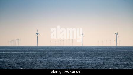 15/05/19, mentre le temperature estive continuano a salire, una leggera brezza mantiene le turbine eoliche a dislocare dalla costa nord del galles vicino a Colwyn Bay. Gwynt y Môr i. Foto Stock