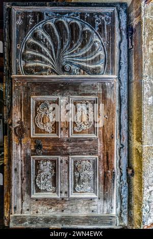 Vecchia porta in legno dalla chiesa evangelica fortificata di Biertan, Transilvania, Romania, costruita nel 1490-1520 e inclusa nel patrimonio mondiale dell'UNESCO. Foto Stock