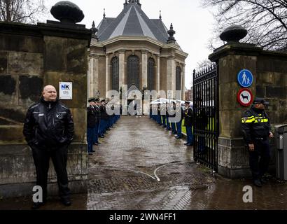 L'AIA - sicurezza al Nieuwe Kerk prima dell'insediamento cerimoniale di Janny Knol come capo della polizia. Durante la cerimonia, l'attuale capo della polizia Henk van Essen dice addio. ANP SEM VAN DER WAL netherlands Out - belgio Out Foto Stock