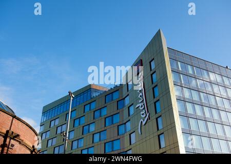 Glasgow Scozia: 13 febbraio 2024: Esterno dell'hotel Radisson Red sul fiume Clyde nel centro di Glasgow Foto Stock