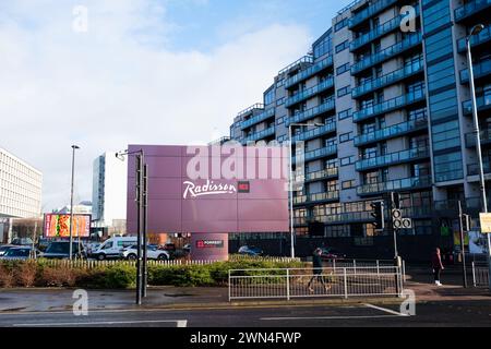 Glasgow Scozia: 13 febbraio 2024: Esterno dell'hotel Radisson Red sul fiume Clyde nel centro di Glasgow Foto Stock