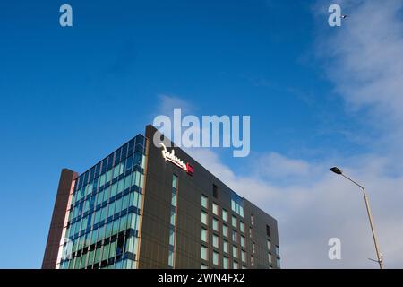 Glasgow Scozia: 13 febbraio 2024: Esterno dell'hotel Radisson Red sul fiume Clyde nel centro di Glasgow Foto Stock