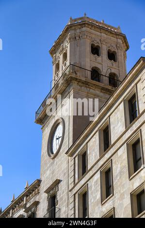 Vista laterale della torre dell'orologio nell'edificio del municipio, Alicante, Spagna Foto Stock