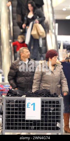 06/11/12 Primark store a Derby oggi. Il proprietario di Primark, Associated British Foods, ha riportato un utile annuale al lordo delle imposte pari a 761 milioni di sterline, citando "eccezionale" Foto Stock