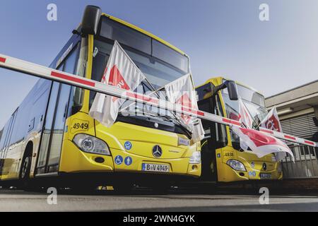 Busse der Berliner Verkehrsbetriebe BVG stehen auf dem Betriebsbahnhof Lichtenberg a Berlino, 29.02.2024. Ver.di Hat fuer Donnerstag und Freitag Strei Foto Stock