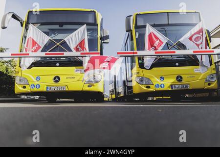 Busse der Berliner Verkehrsbetriebe BVG stehen auf dem Betriebsbahnhof Lichtenberg a Berlino, 29.02.2024. Ver.di Hat fuer Donnerstag und Freitag Strei Foto Stock