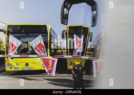 Busse der Berliner Verkehrsbetriebe BVG stehen auf dem Betriebsbahnhof Lichtenberg a Berlino, 29.02.2024. Ver.di Hat fuer Donnerstag und Freitag Strei Foto Stock